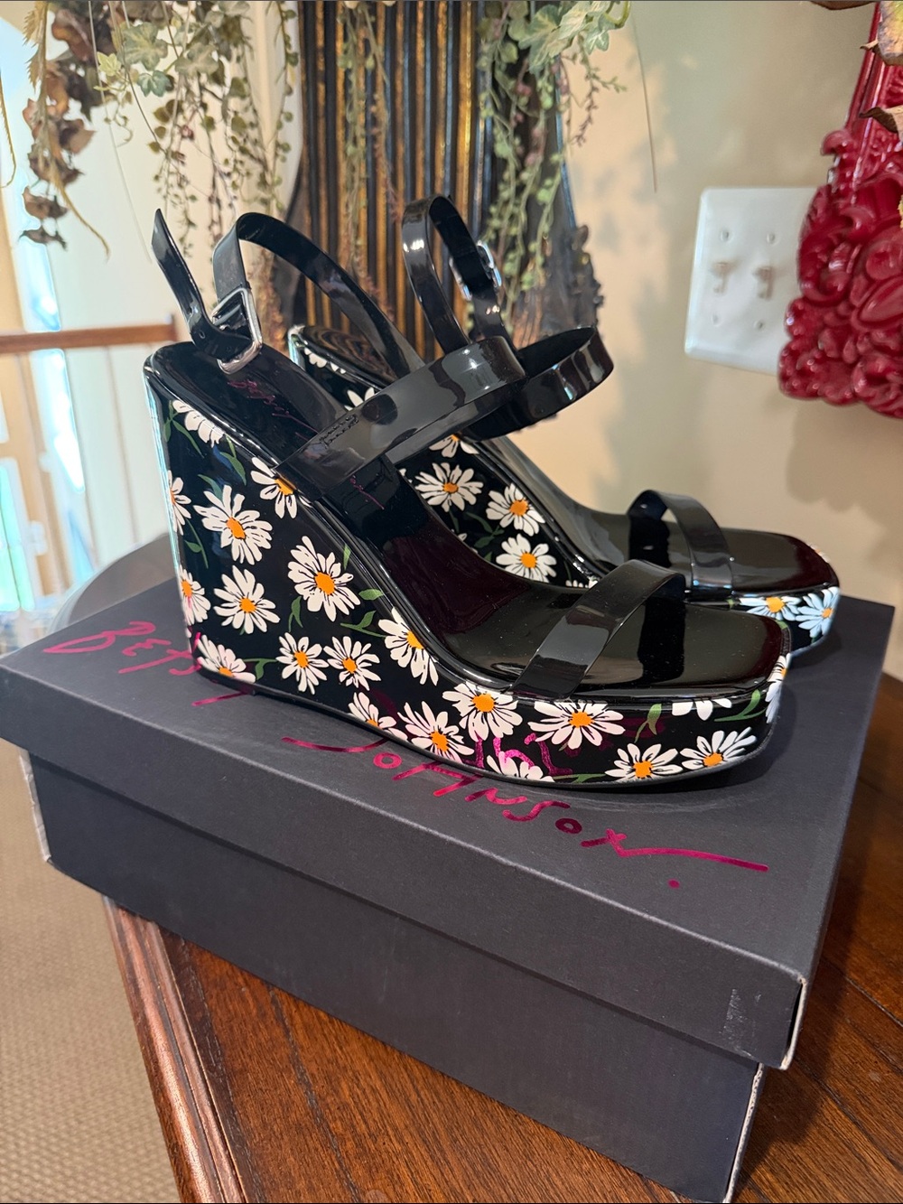 Betsey Johnson Landry Daisy Multi 7.5